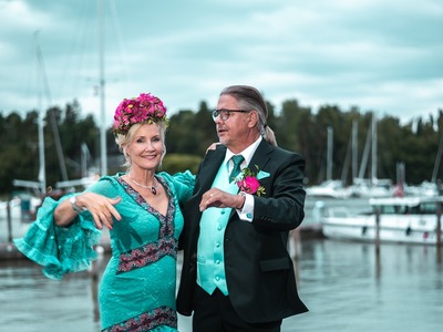 Hääpari poseeraa värikkäissä vaatteissa laiturilla Turussa